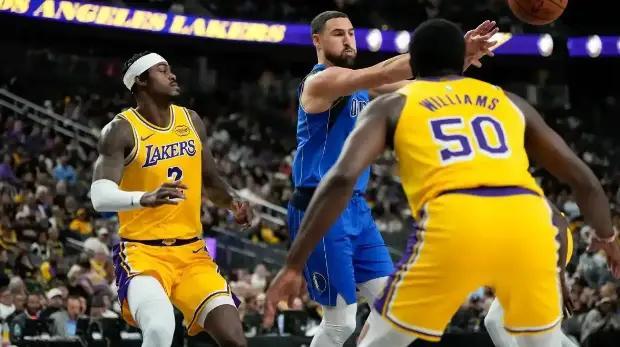 最后时刻胜出引发热议！，詹姆斯在独行侠比赛中出色防守赢得满堂喝彩的简单介绍