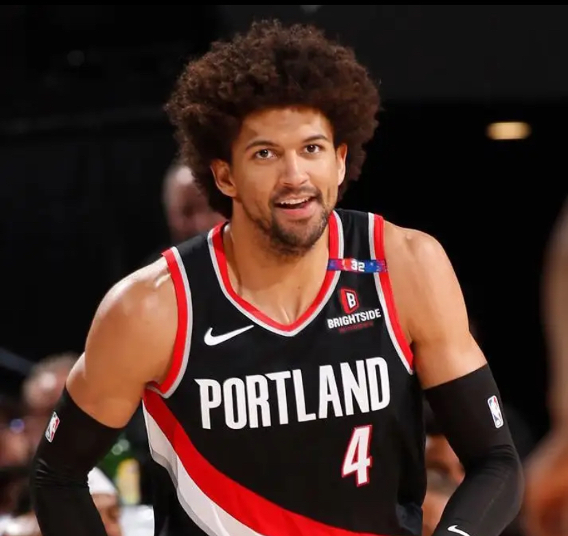 关于里程碑夜！洛杉矶湖人官宣签约；欧篮联冲刺阶段刷纪录；气氛紧张；身体对抗强度拉满的信息