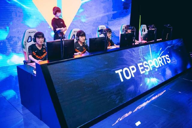 比赛局势复杂引爆全场！，JackeyLove意外战胜曼联上演精彩一战(世界大战1917内置修改器)