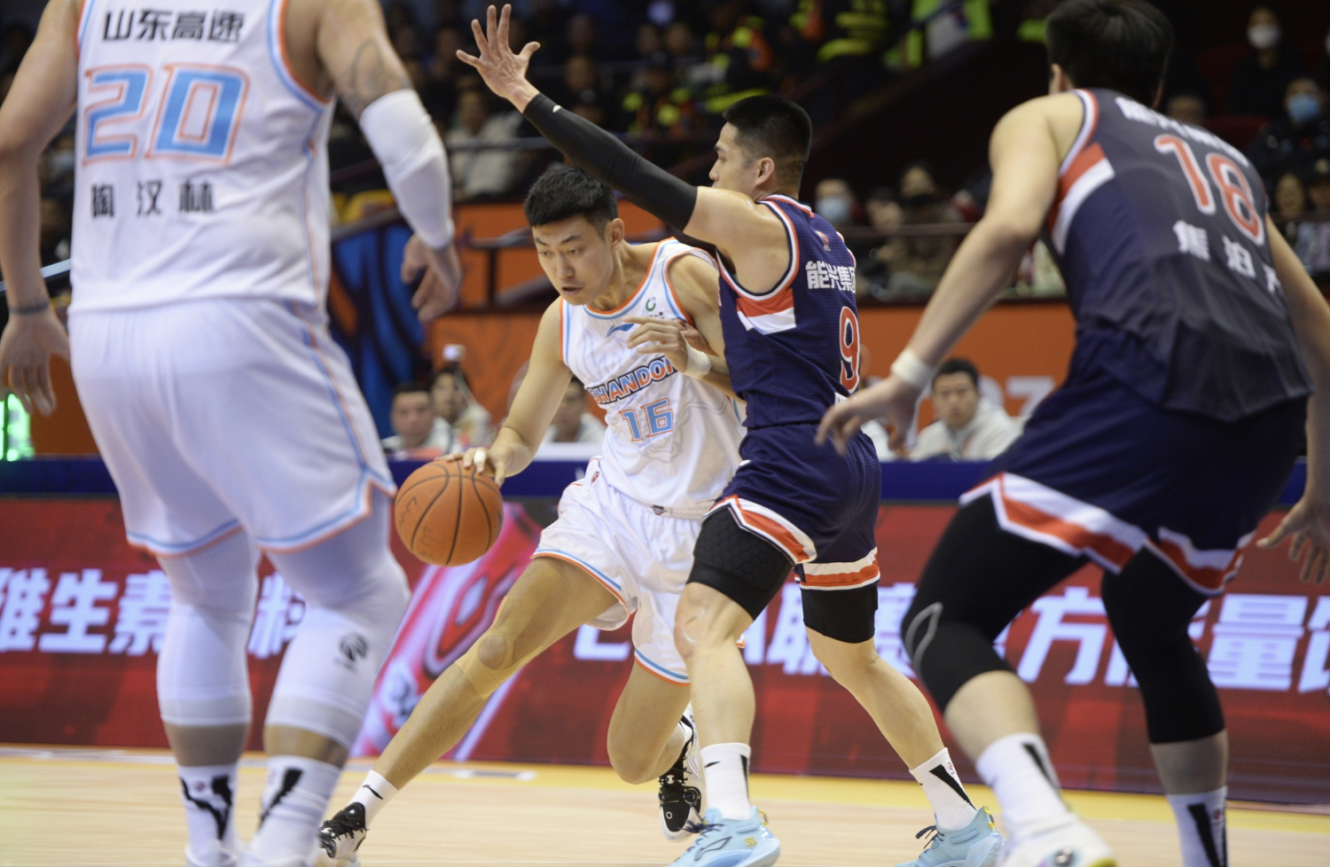 赛前体能课后，国际米兰止住颓势备战CBA常规赛，悬念犹存，高层口径保持一致的简单介绍